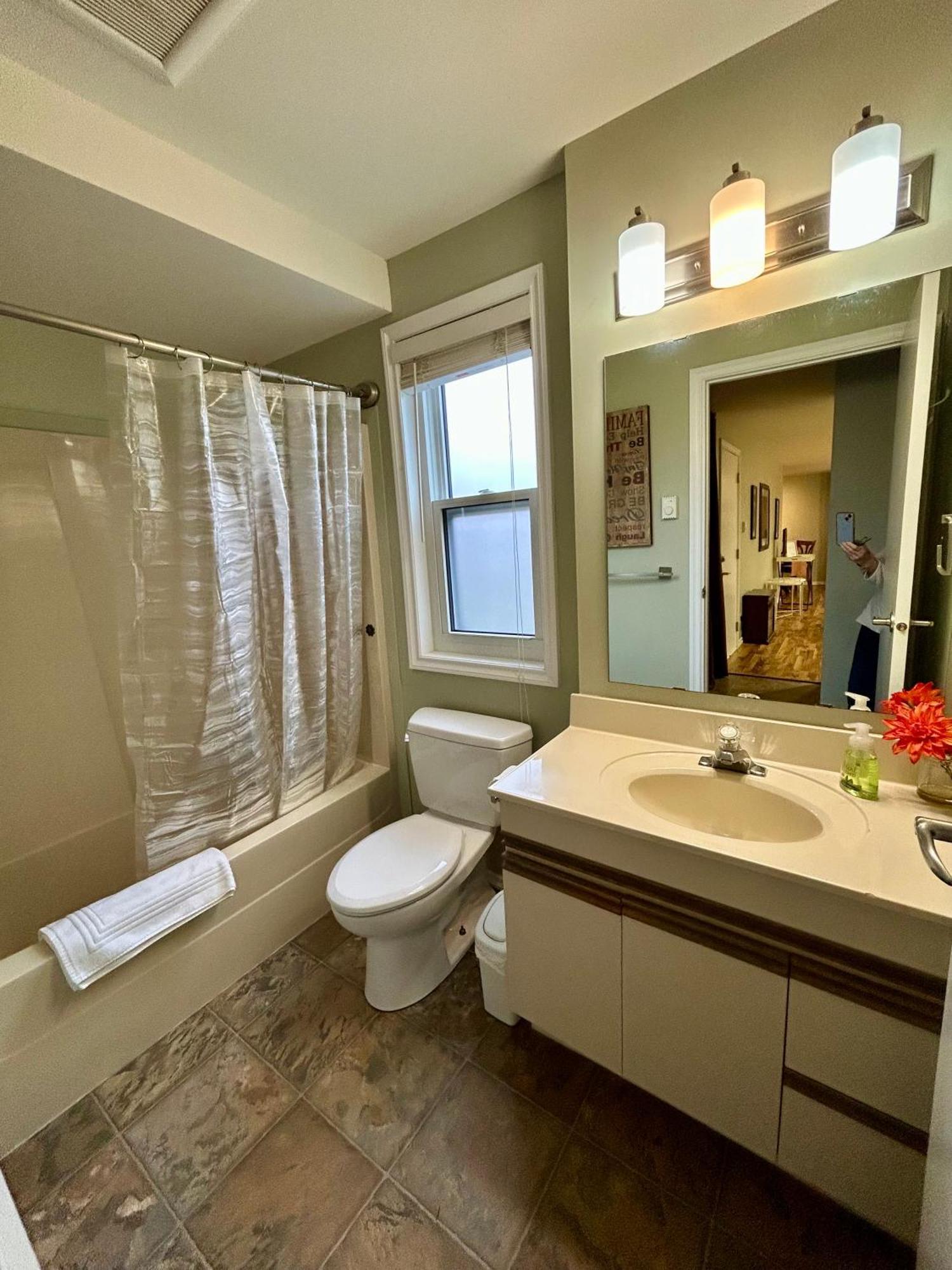 North Nanaimo Gem - Garden-View Room With Private Ensuite Luaran gambar